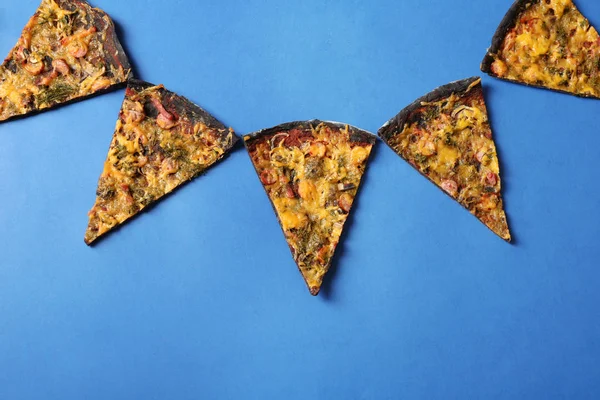 Fatias de pizza preta no fundo de cor, flat lay — Fotografia de Stock