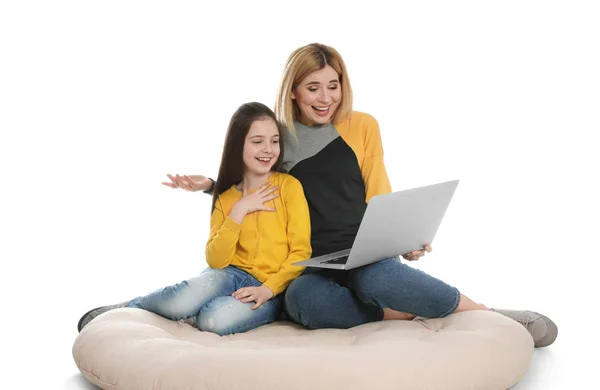 Anya és lánya videó chat segítségével a laptop ellen, fehér háttér — Stock Fotó