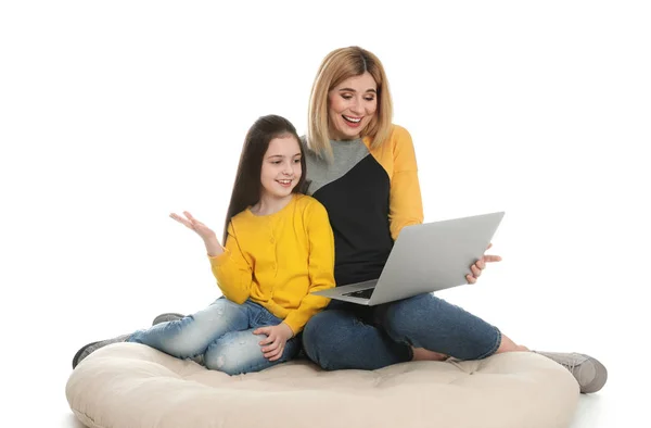 Anya és lánya videó chat segítségével a laptop ellen, fehér háttér — Stock Fotó