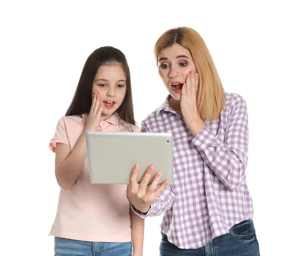 Madre e sua figlia utilizzando la chat video su tablet su sfondo bianco — Foto Stock