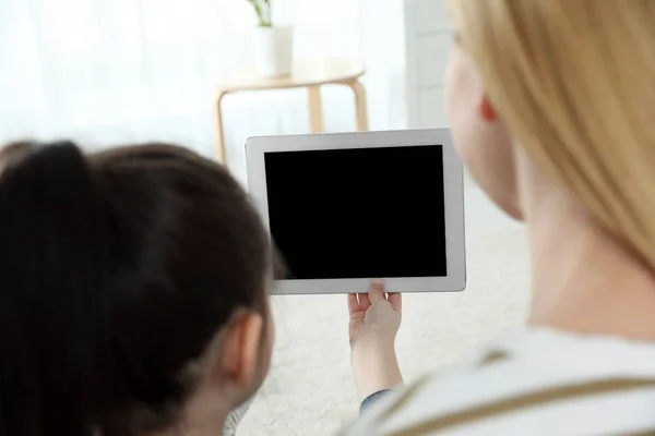 Mère et sa fille utilisent le chat vidéo sur tablette à la maison. Espace pour le texte — Photo