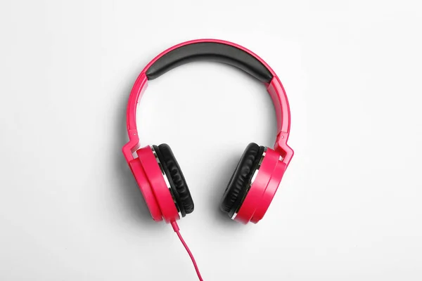 Stylový moderní sluchátka na bílém pozadí, pohled shora — Stock fotografie