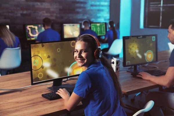 Mujer jugando videojuego en internet café —  Fotos de Stock