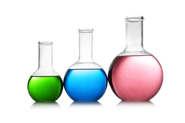 白に分離された色の液体が付いているフィレンツェのフラスコ。ソリューション化学 — ストック写真