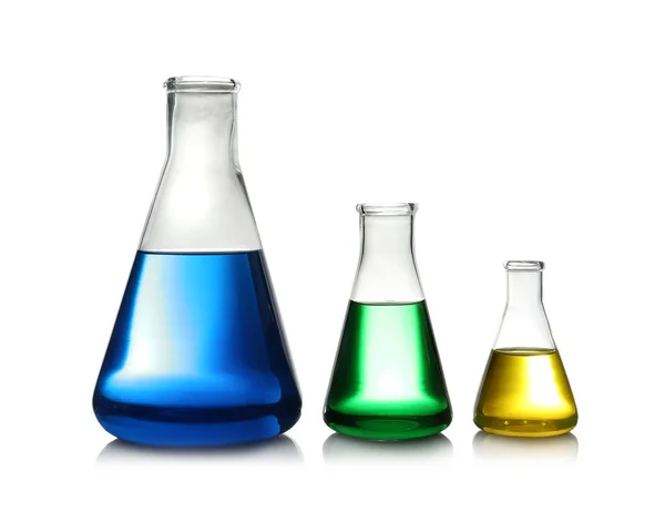 Erlenmeyer 烧瓶，白色上分离有彩色液体。溶液化学 — 图库照片
