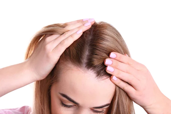 Junge Frau mit Haarausfall auf weißem Hintergrund, Nahaufnahme — Stockfoto