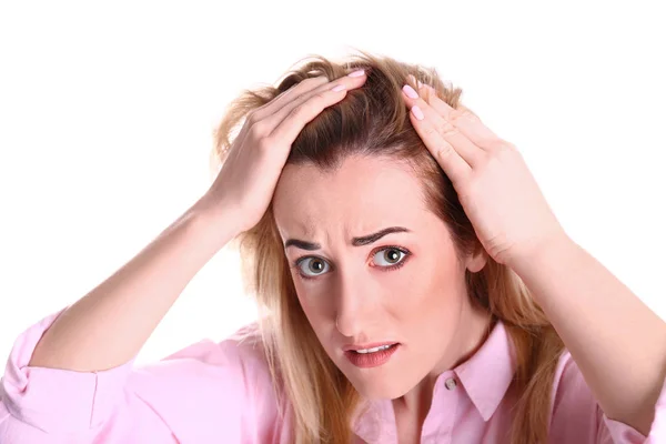 Femeie tânără cu probleme de cădere a părului pe fundal alb — Fotografie, imagine de stoc