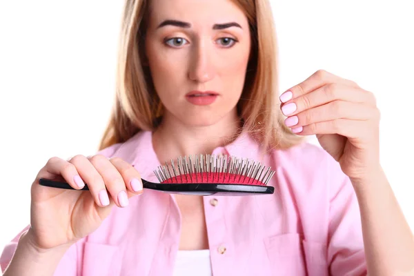 Emotionale Frau hält Pinsel mit gefallenen Haaren auf weißem Hintergrund — Stockfoto