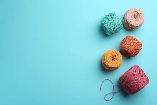 Los pliegues de los hilos de punto sobre el fondo de color, plano ponen con el espacio para el texto. Material de coser —  Fotos de Stock