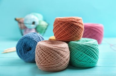 Renk arka planına karşı tablodaki iş parçacıklarının klews