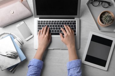 İşyerinde dizüstü bilgisayarda blogger yazma, üst görünüm