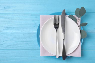 Ahşap arka planda şık şık masa ayarı, üst görünüm. Metin alanı