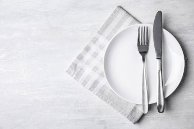 Ahşap arka planda şık şık masa ayarı, üst görünüm. Metin alanı