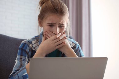 Dizüstü bilgisayar kapalı şok genç kız. İnternet tehlikesi