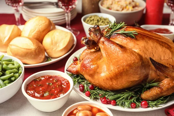 Cena festiva tradicional con delicioso pavo asado servido en la mesa — Foto de Stock