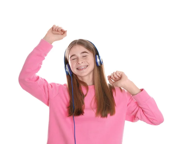 Adolescente disfrutando de la música en los auriculares sobre fondo blanco —  Fotos de Stock