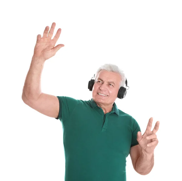 Hombre maduro disfrutando de la música en auriculares sobre fondo blanco —  Fotos de Stock