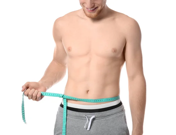 Fiatal férfi mérőszalag mutatja vékony testét fehér háttér, Vértes — Stock Fotó