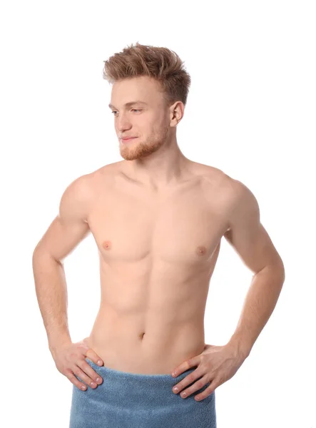 Porträtt av ung man med smal kropp i handduk på vit bakgrund — Stockfoto
