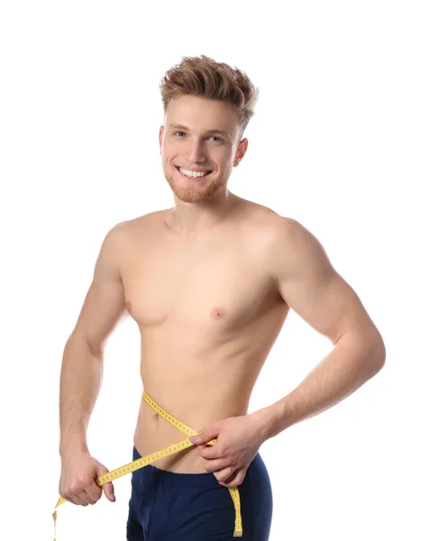 Portret van de jonge man met meetlint toont zijn slanke lichaam op witte achtergrond — Stockfoto