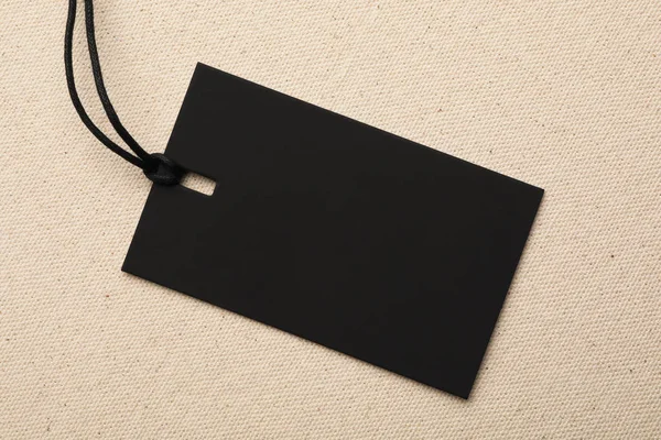 Renk kumaş üzerinde metin için boşluk ile karton etiket, üst görünüm — Stok fotoğraf