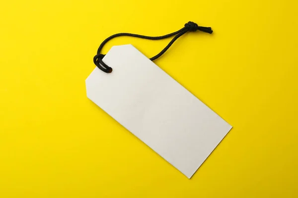 Tag de papelão com espaço para texto sobre fundo de cor, vista superior — Fotografia de Stock