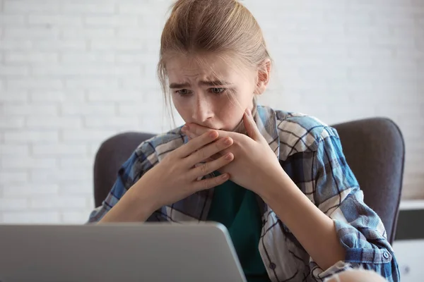 Menina adolescente chocado com laptop dentro de casa. Perigo da internet — Fotografia de Stock