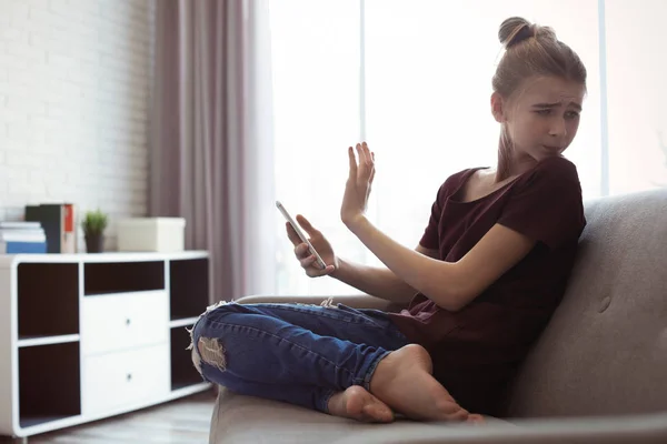 Menina adolescente aterrorizada com smartphone no quarto. Perigo da internet — Fotografia de Stock