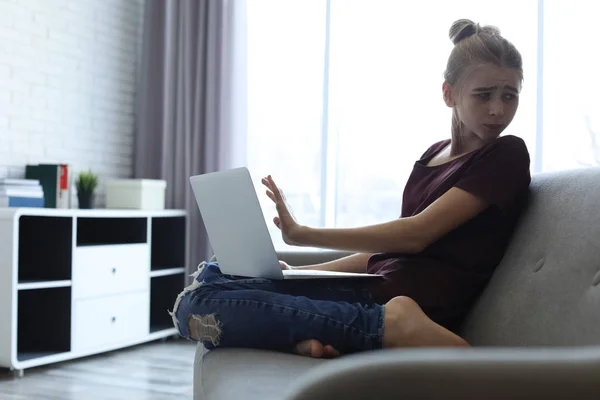Menina adolescente aterrorizada com laptop no quarto. Perigo da internet — Fotografia de Stock