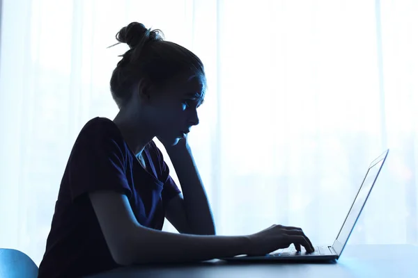 Menina adolescente perturbada com laptop na mesa dentro de casa. Perigo da internet — Fotografia de Stock