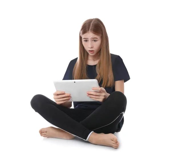 Wstrząśnięty nastoletnią dziewczyną z tabletem na białym tle. Niebezpieczeństwo Internetu — Zdjęcie stockowe
