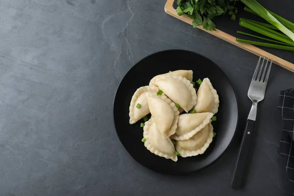 Composición plana con sabrosas albóndigas servidas sobre mesa gris. Espacio para texto — Foto de Stock