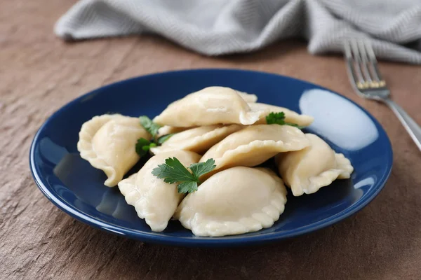 Tallrik med läckra dumplings serveras med persilja på bordet — Stockfoto