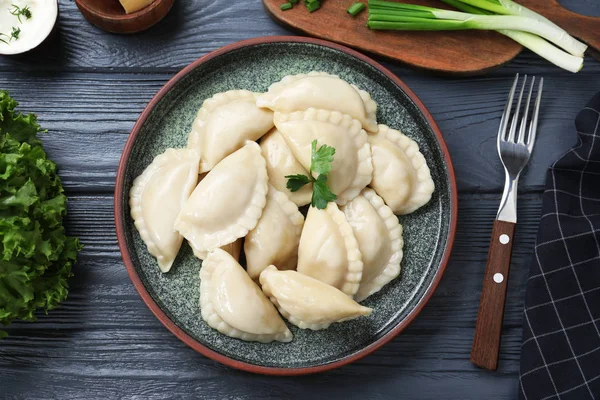 Platt Lay komposition med läckra dumplings serveras på träbord — Stockfoto