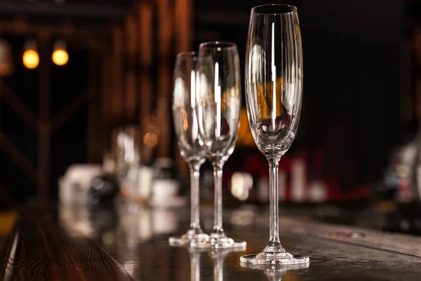 Lege schone Champagne glazen op de teller in de bar. Ruimte voor tekst — Stockfoto