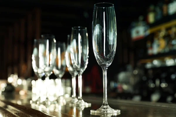 Leeg schoon Champagne glas op de teller in de bar. Ruimte voor tekst — Stockfoto