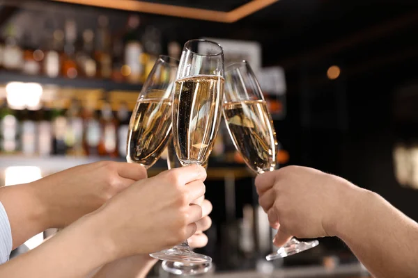 Amici che si stringono con bicchieri di champagne nel bar, primo piano — Foto Stock