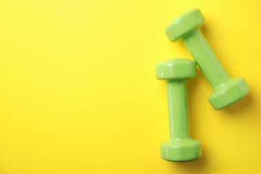 Parlak dambıl ve renk arka plan üzerinde metin için boşluk, düz yatıyordu. Ev fitness