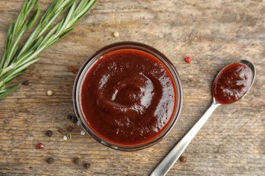 Ahşap arka plan üzerinde barbekü sosu ile düz yatıyordu kompozisyon