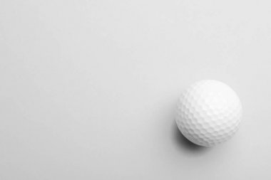 Beyaz arka planda golf topu. Spor ekipmanları