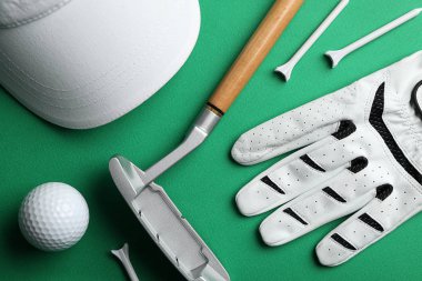 Renk arka plan üzerinde golf ekipmanları seti, düz yatıyordu