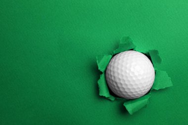 Golf topu ile yırtık renkli kağıt, metin için alan. Spor ekipmanları