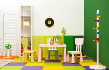 Masa ve sandalyeler ile şık oyun odası iç