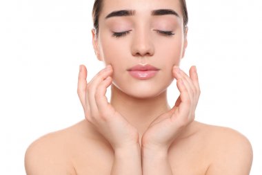 Beyaz arka plana karşı güzel yüzü olan genç kadının portresi