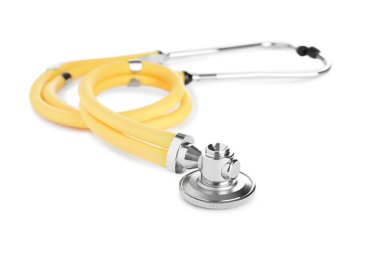 Beyaz arka planda stetoskop. Profesyonel tıbbi cihaz