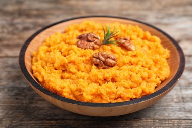 Ahşap masada tatlı patates püresi ile Kase