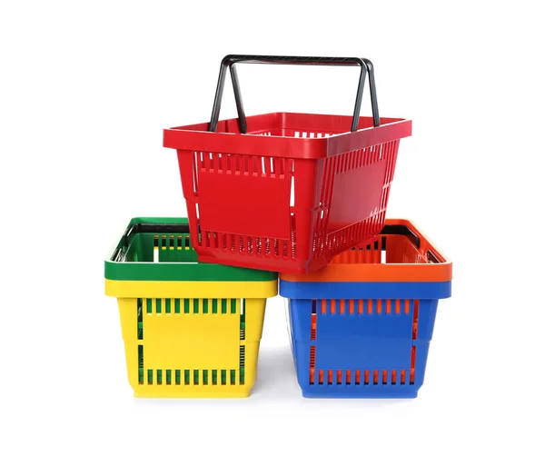 Красочные пластиковые корзины для покупок на белом фоне — стоковое фото