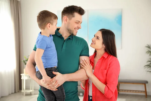 Gelukkige ouders en hun zoon thuis. Familie weekend — Stockfoto