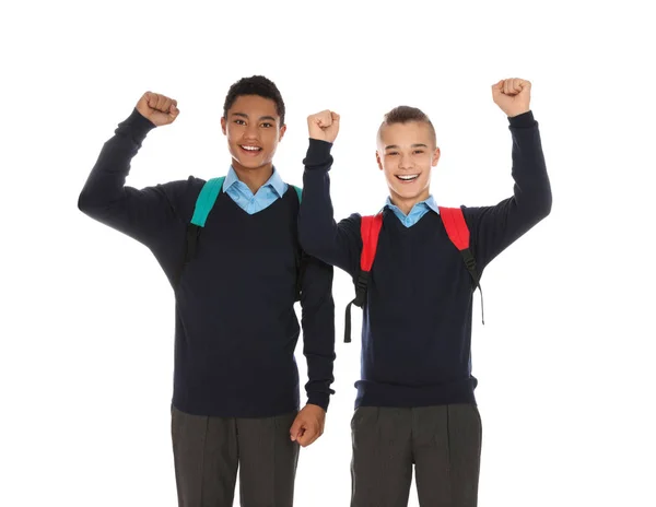 Retrato de adolescentes en uniforme escolar con mochilas sobre fondo blanco — Foto de Stock