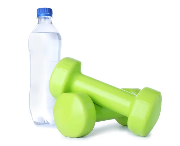 Stylowe hantle i butelka wody na białym tle. Fitness w domu — Zdjęcie stockowe